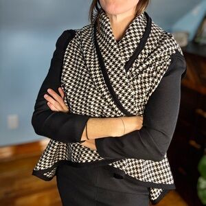 Vintage Black and White Houndstooth Wrap
